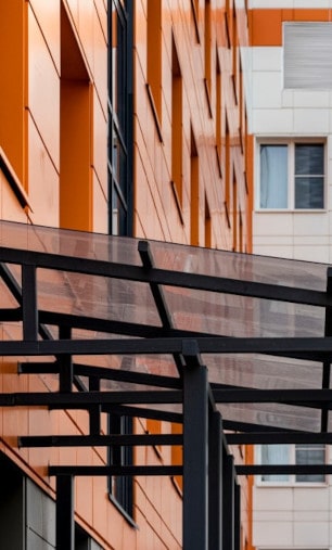 Uchycení stříšky na fasádu pomocí montážních prvků Dosteba