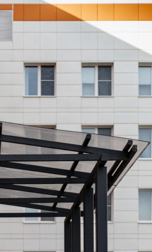 Uchycení stříšky na fasádu pomocí montážních prvků Dosteba